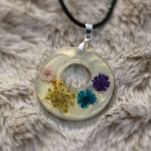 Cute flowers necklace